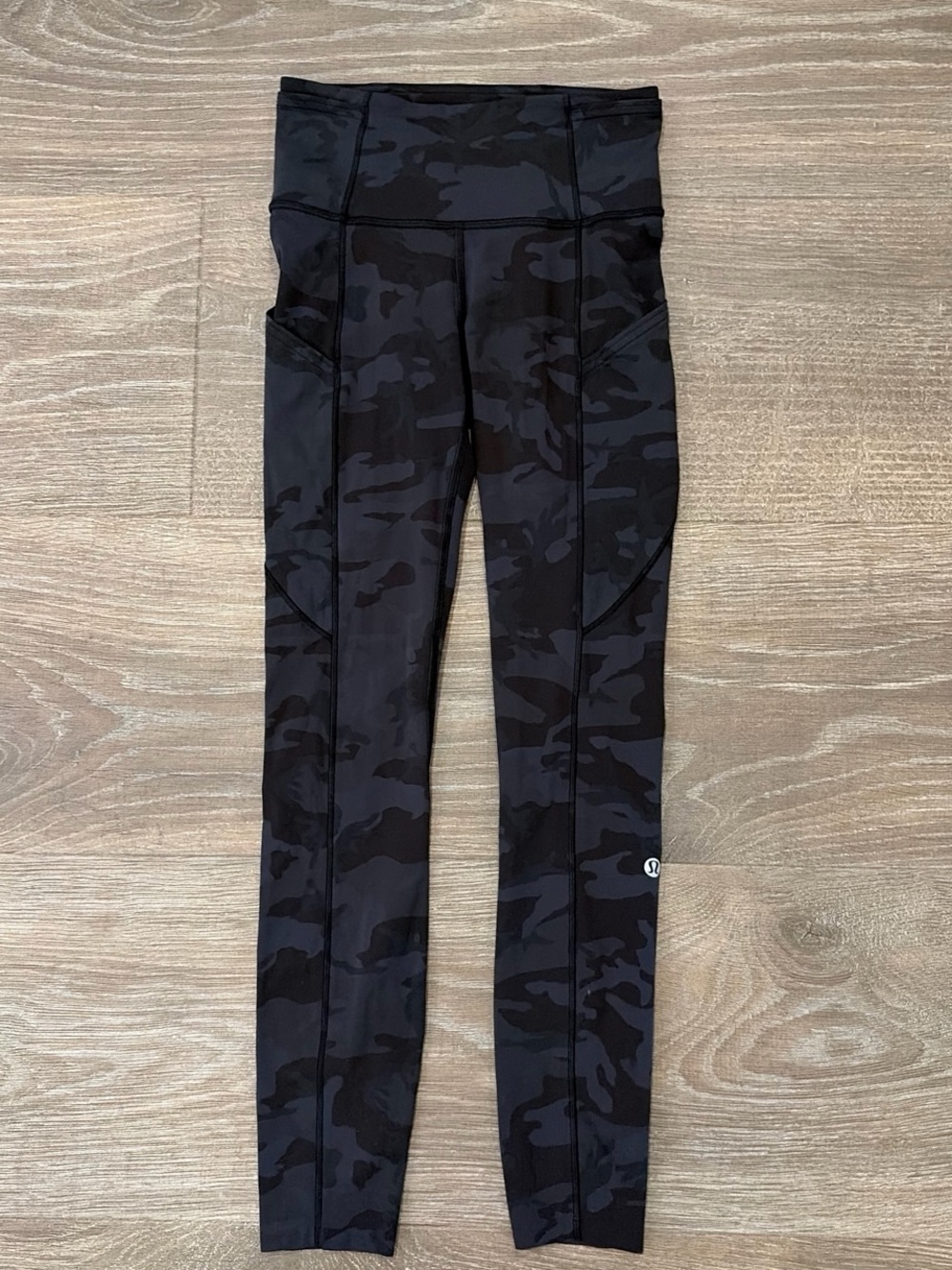 Lululemon 🖤 Fast and Free Tight in Black Camo - Size 2 NWOT - Picture 4 of 7